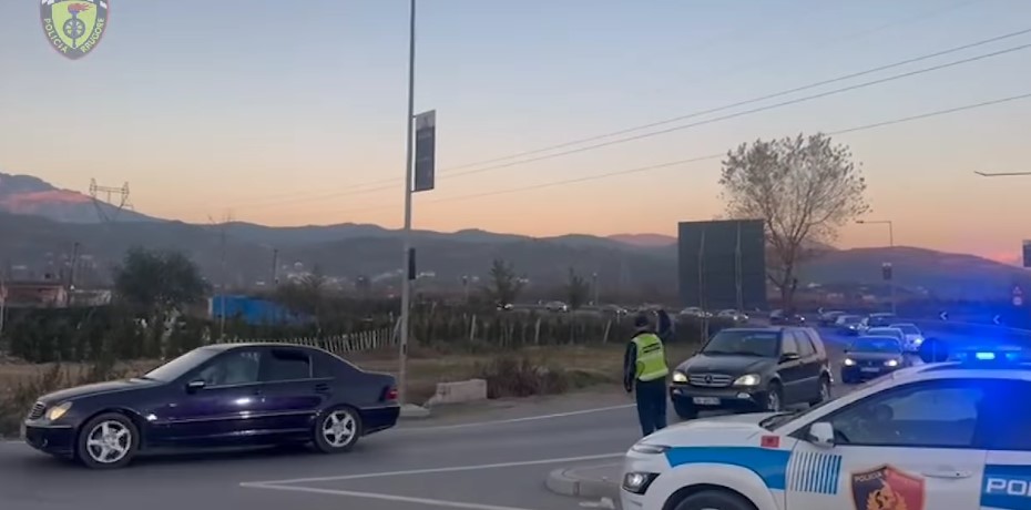 trafiku i renduar policia rrugore e elbasanit apel drejtuesve te mjeteve tregoni durim mos kryeni parakalime te gabuara respektoni rregullat